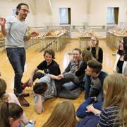 Die Theaterspieler proben unter der Leitung von Matteo Schenardi (links) seit Herbst ihr neues Stück. (Bild: Salome Infanger (Altdorf, 22. März 2017))
