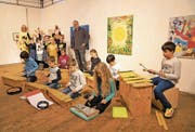 Künstler Stefan Rogger (Bildmitte) und Kinder machen das Zeughaus zu einem Haus der Fantasie. (Bild: Romano Cuonz (Sarnen, 12. November 2017))