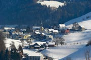 Postkartenidylle: der Menzinger Ortsteil Finstersee. (Bild Stefan Kaiser)