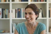 Dana Grigorcea: «Was gibt es Schöneres, als an Max Frischs Schreibtisch einen Roman zu schreiben?» (Bild: Neue LZ / Pius Amrein)