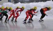Jasmin Güntert mit Helmnummer 12 holt den 6. Rang im Eisschnelllauf-Junioren-Weltcup. Bild: PD