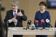 Urs Schwaller, Verwaltungsratspräsident der Post und CEO Susanne Ruoff präsentierten die Zahlen 2017. Der Gewinn schrumpft um 138 auf 420 Millionen Franken. (Bild: Peter Schneider / Keystone (Bern, 8. März 2018))