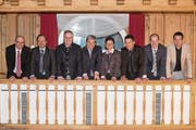 Die Obwaldner Regierungsratskandidaten im Sarner «Metzgern»-Saal (von links): Christoph Amstad (CVP, bisher), Josef Hess (parteilos, bisher), Jürg Berlinger (überparteiliches Komitee, neu), Daniel Wyler (SVP, neu), Maya Büchi (FDP, bisher), Christian Schäli (CSP, neu), Michael Siegrist (CVP, neu) und Florian Spichtig (parteilos, neu). (Bild: Urs Flüeler/Keystone (Sarnen, 15. Februar 2018))