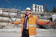 Projektmanager Bruno H. Schöpfer (Bild) sagt 2015, man sei auf Kurs, rund die Hälfte der inzwischen total 500 Millionen Franken seien investiert. Man werde trotz des starken Frankens 2017 eröffnen. (Bild: Eveline Beerkircher)