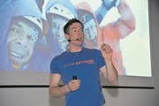 Dani Arnold gibt seine Erfahrungen im Spitzenbergsport an angehende Berufsleute weiter. (Bild: Urs Hanhart (Altdorf, 27. März 2018))