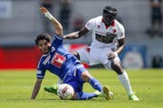 Luzerns Francisco Rodriguez im Duell gegen Jagne Pa Modou von Sion. (Bild: VALENTIN FLAURAUD/Keystone)