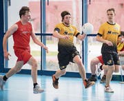 Die Buochser, hier mit Ruedi Barmettler (am Ball), marschieren trotz der hohen 4:13-Niederlage gegen Fides Ruswil in Richtung direkten Ligaerhalt. (Bild: Eveline Beerkircher (Luzern, 28. Januar 2018))