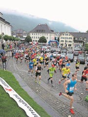 Punkt 9 Uhr erfolgte der Start des 31. Stanserhorn-Berglaufes auf dem Stanser Dorfplatz. (Bild: Kurt Liembd (LZ) (Nidwaldner Zeitung))