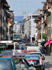 Die Neugasse in Zug wird vom Verkehr jeden Tag überflutet. Mit dem Stadttunnel mit Zentrum Plus würde sich die Situation hier deutlich verbessern. (Bild Stefan Kaiser)