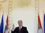 Faymann wirft das Handtuch: Der österreichische Bundespräsident und SPÖ-Parteichef tritt von all seinen politischen Ämtern zurück. (Bild: /APA/ROLAND SCHLAGER)