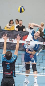Der Luzerner Luca Ulrich (rechts) im Angriff, der Einsiedler Luca Müller versucht zu blocken. (Bild: Boris Bürgisser (Luzern, 14. Januar 2018))
