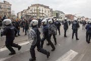 Die Polizei nahm vorübergehend 100 Menschen fest. (Bild: AP Photo/Olivier Matthys)