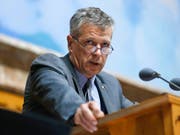 Beim aktuellen Umwandlungssatz gingen die Pensionskassen pleite, sagte SVP-Sprecher Thomas de Courten. Der Nationalrat will den Satz auf 6 Prozent senken. Die Versicherten büssen dadurch 12 Prozent ihrer Renten ein. (Bild: KEYSTONE/PETER KLAUNZER)