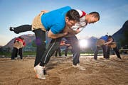 Schwingtraining zur Abendstunde: Der Obwaldner Toni Omlin (links) und der Nidwaldner Marcel Mathis (Mitte). (Bild Eveline Beerkircher)