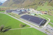 Die neue Solaranlage der Pilatus-Flugzeugwerke auf dem Dach der Produktionshalle. (Bild: PD (Stans, 30. Oktober 2017))