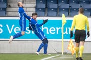 Der zweifache Torschütze Pascal Schürpf (rechts) jubelt, Valeriane Gvilia freut sich mit. (Bild: Urs Flüeler / Keystone (Luzern, 25. Februar 2018))