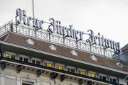 Das Hauptgebäude mit Logo der NZZ in Zürich. (Bild: WALTER BIERI (KEYSTONE))