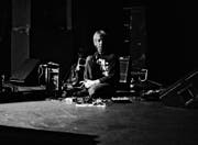 Kreative Versunkenheit: Al Comet, Keyboarder von The Young Gods, in einem Ausschnitt aus «Supersonic Airglow». (Bilder: PD)