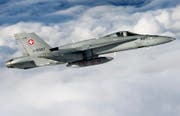 Ein Kampfjet des Typs F/A-18 der Schweizer Luftwaffe. (Bild: STEFFEN SCHMIDT (KEYSTONE))