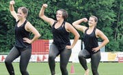 Die beiden Leiterinnen der Kleinfeldgymnastikgruppe Sins, Larissa (rechts) und Daniela Bernet (Mitte).