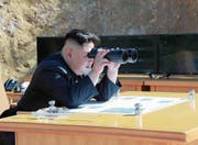 Nordkoreas Machthaber Kim Jong Un verfolgt einen Raketentest von einem unbekannten Standort aus. (Bild: AFP (Nordkorea, 4. Juli 2017))