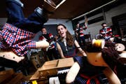 Powerfrau, Sängerin, Musikerin: Simone Baumann mit ihrer Band bei der Generalprobe im Schulhaus am Enikerweg in Cham. (Bild Christof Borner-Keller)