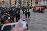 Polizisten sperren den Sadovaya-Platz. (Bild: Keystone)