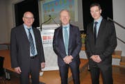 Von links: der scheidende Genossenrat Willi Achermann, Präsident Albert Gabriel und der neue Genossenrat Stefan Barmettler. (Bild: Rosmarie Berlinger (Ennetbürgen, 25. März 2018))
