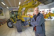 Ausgezeichneter Erfindergeist: Sepp Knüsel (59) vor einem seiner Traktoren. (Bild Roger Grütter)