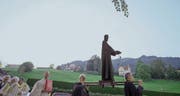 Heute noch hoch gehalten: Einzug mit der Figur von Niklaus von Flüe in die Wallfahrtskirche. (Bild: Urs Flüeler/Keystone (Sachseln, 25. September 2016))