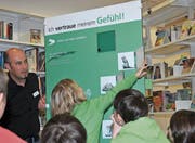 Schulpsychologe Niklaus Oberholzer behandelt mit Schülern das Thema sexuelle Gewalt am interaktiven Parcours «Mein Körper gehört mir». Bild: Matthias Piazza (Stans, 28. März 2017)