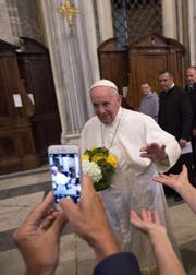 Papst Franziskus wird von Gläubigen wie ein Rockstar gefeiert und ist auch vielen Nicht-Religiösen sympathisch. (Bild: Keystone/AP Photo/Riccardo De Luca)