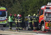 Feuerwehr und Rettungsdienst im Einsatz (Bild: Geri Holdener, Bote der Urschweiz)