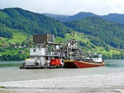 Der neue Schwimmbagger vor dem Delta der Engelberger Aa bei Buochs. Bis Ende September 2014 temporär im Einsatz. Fördert vom 25. August bis Ende September knapp 20 000 Kubik Kies und Sand, das noch vor dem Verlad verarbeitet wird. (Bild: pd)