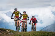 Reto Indergand (vorne) und Lukas Flückiger (Mitte) werden vom Team Käss/Geismayr verfolgt.Bild: Marius Maasewerd
