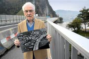 Auf der Acheregg-Brücke kommen Arnold Odermatt zahllose Erinnerungen an die Bauzeit. Bild: Romano Cuonz (Stansstad, 24. Oktober 2016)