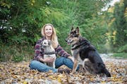 Beste Freunde: Susy Utzinger mit den Hündinnen Noroc (links) und Arab an der herbstlichen Töss. (Bild: Manuela Jans-Koch (Kollbrunn, 28. September 2017))
