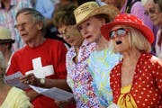 Schweizerinnen und Schweizer singen die Nationalhymne anlässlich einer Bundesfeier in Zürich. (Bild: Keystone)