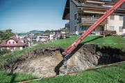 Das Gelände sackte wegen einer Sandschicht ab. (Bild: Alexandra Wey/Keystone (Küssnacht, 21. September 2017))