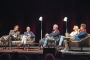 Komiker reden auf der Kollegi-Bühne über ernste Themen (von links): Dominic Deville, Viktor Giacobbo, SRF-Mann Rolf Tschäppät, Stéphanie Berger und Joël von Mutzenbecher. (Bild: Edi Ettlin (Stans, 16. September 2017))
