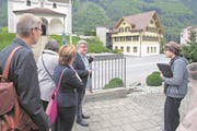 Architekt Peter Mathis (Mitte) zeigt, wie sich das Pfarrhelferhaus ins Wolfenscjiesser Dorfbild einfügt. Bild: Edi Ettlin (Wolfenschiessen, 9. September 2017) (Bild: Edi Ettlin (Wolfenschiessen, 9. September 2017))
