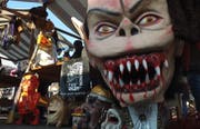 Grosse Auswahl am Fasnachtsmarkt in Brunnen. (Bild: Geri Holdener, Bote der Urschweiz)