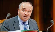 Zeigt sich unabhängig von der SVP-Parteitaktik: Der Schwyzer SVP-Ständerat Alex Kuprecht. (Bild: Keystone)
