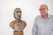 Bruno Tresch mit einer Büste von Bruder Klaus. (Bild: Franziska Herger (Altdorf, 18. Mai 2017))