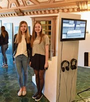 Melanie Bircher (links) und Mira Filliger vor ihrem Werk «All The Way Up». (Bild: PD)