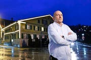 Robert Soldner vor seinem «Ochsen»: «Eine Sanierung kann ich mir nicht leisten.» (Bild: Stefan Kaiser / Neue ZZ)