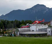 Der Rega-Heli startet. (Bild: Geri Holdener, Bote der Urschweiz)