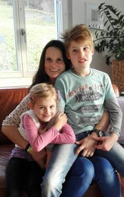 Meistern die Stürme des Alltags: Eveline Kälin mit ihrem Sohn Marc und Tochter Sanja. (Bild: Silvia Camenzind)