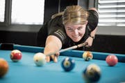 Claudia von Rohr trainiert im Billard-Center in Littau. Bild: Corinne Glanzmann (9. März 2017)