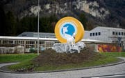 Kreiselschmuck der besonderen Art: Käse mit Geissen in Dallenwil (Bilder Corinne Glanzmann)